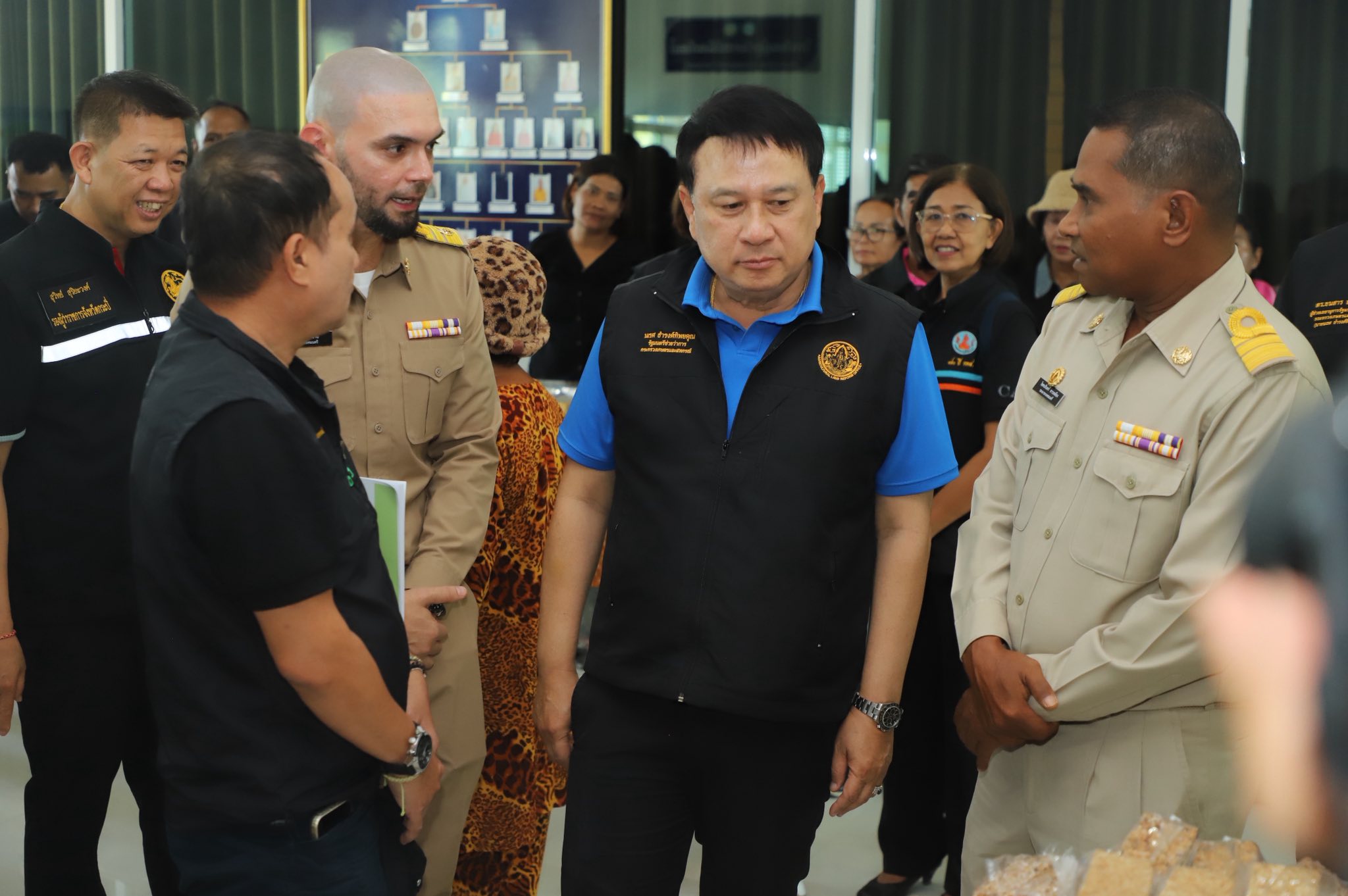 title - รมช.เกษตรฯ มอบโฉนดเพื่อการเกษตร โฉนดต้นไม้ ยกระดับที่ดินทำกินในกระบี่ หนุนเกษตรกรเข้าถึงแหล่งทุน